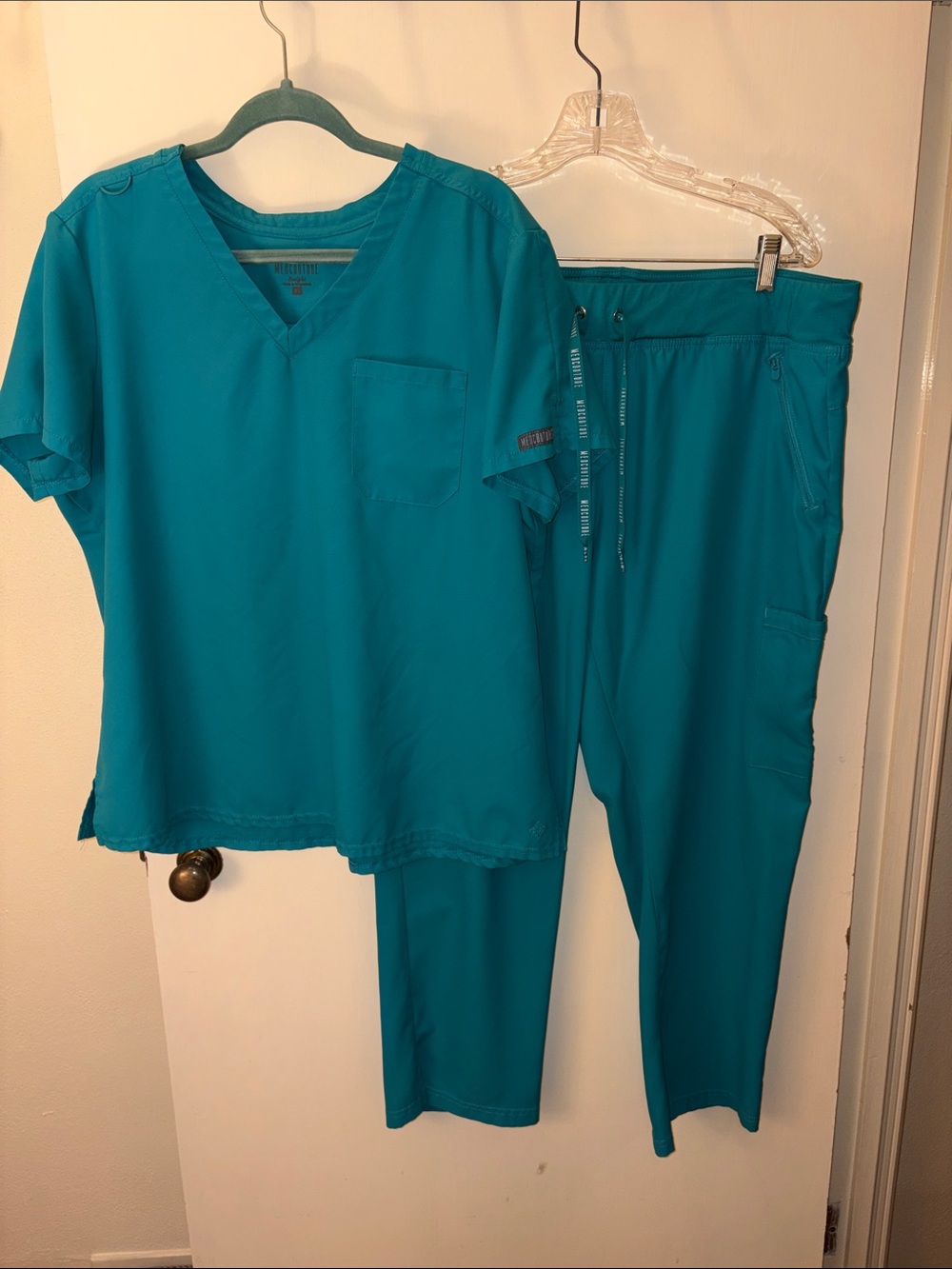 Medcouture Insight Teal Scrub set size XL top and XL Petite Pants.